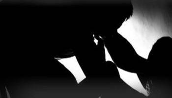 بالفيديو- رجل يتحرش بالعاملة المنزلية وهكذا فاجأته زوجته