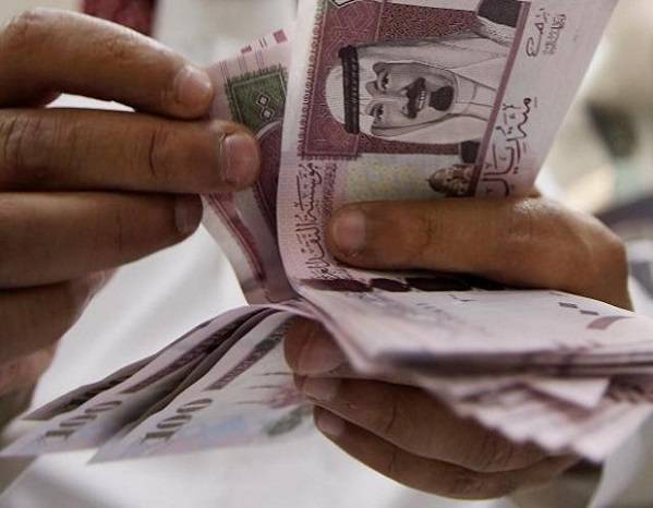 هل تتخلى السعودية عن سياسة ربط الريال بالدولار بسبب انهيارالنفط؟