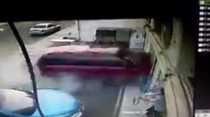 شاهد فيديو مروع: فتى يقود سيارة تقتحم صالون حلاقة بسرعة جنونية وتقتل من فيه!