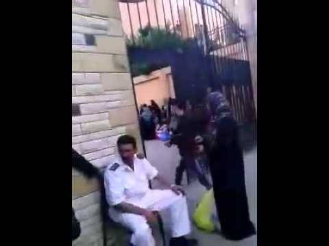 بالفيديو.. شرطي يتقاضى رشوة من أهالي السجناء