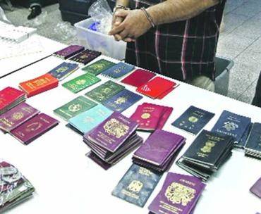 يزوّر جوازات سفر لجميع الجنسيات...