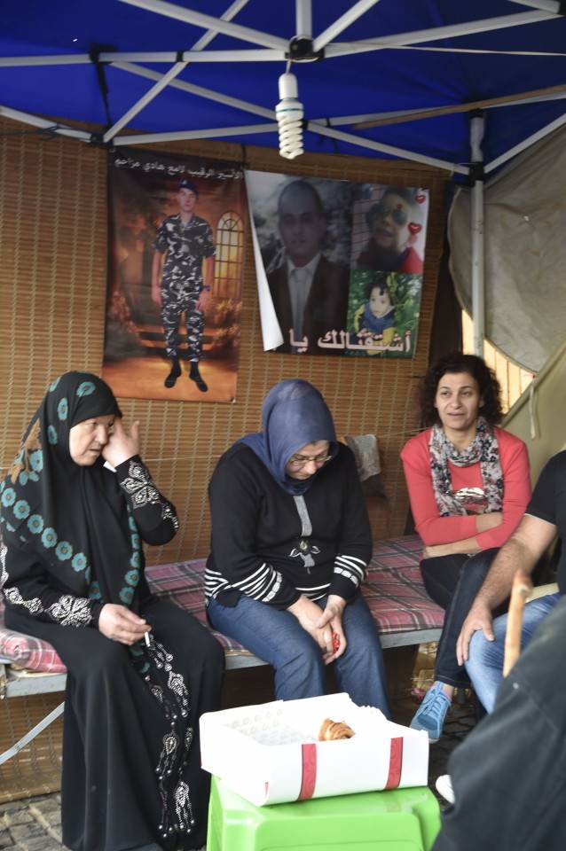 بالصور.. أهالي العسكريين ينتظرون بهدوء 