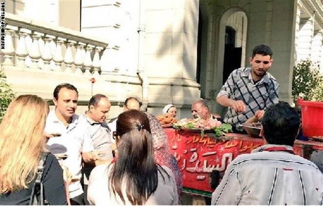 "عربية فول" داخل السفارة البريطانية في مصر.. والسفير: "اللمة حلوة وجبنا أحلى عربية من السيدة زينب"