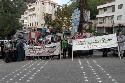 حراك شحيم يستكمل تحركه بتكييس النفايات على جوانب طرقات البلدة