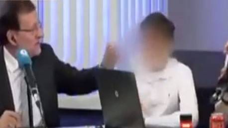 رئيس وزراء يضرب ابنه الصغير على الهواء!!