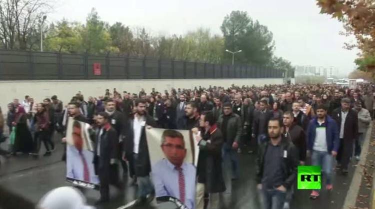 بالفيديو..تركيا: تشييع رئيس نقابة المحامين في ديار بكر المناوئ لأردوغان