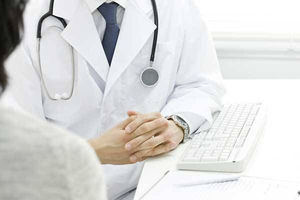 بالفيديو: فضيحة طبيب في غرفة العمليات لم يعلم بوجود كاميرا..شاهد ما فعل
