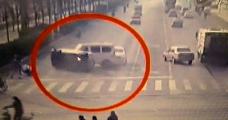 بالفيديو: حادث غريب جداً عجز عن تفسيره الملايين..!!