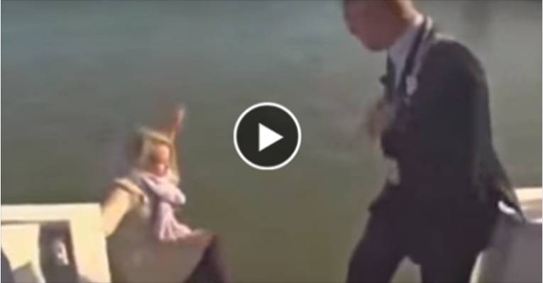 بالفيديو: شاهد مذيعة تتعرض لأسوء موقف محرج لم تتوقعه!