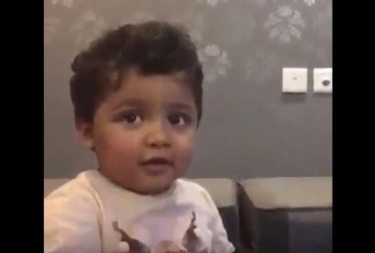 بالفيديو- طفل يشعل مواقع التواصل الاجتماعي