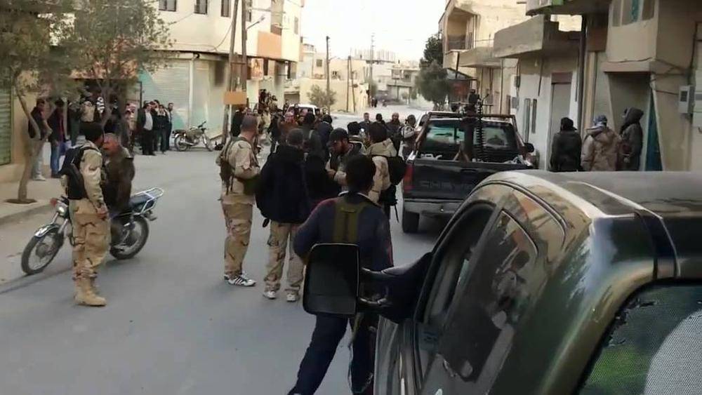 مسلحون يغادرون  منطقة في ريف دمشق