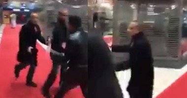 بالفيديو اعلامي مصري مشهور يتعرض للضرب على يد الاخوان في باريس