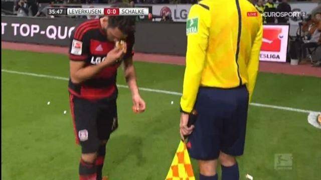 فيديو .. لاعب مسلم يحرج جماهير شالكه بتصرف رائع