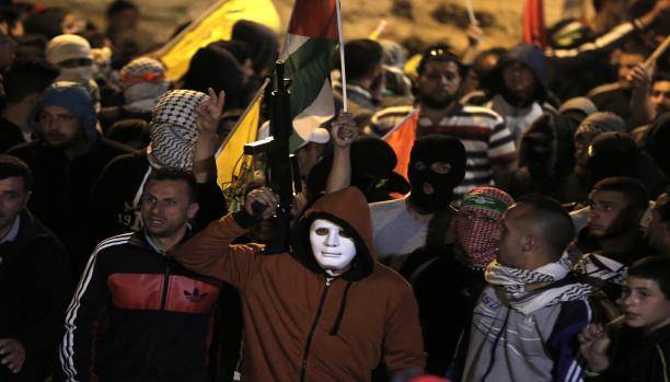 مئات الفلسطينيين يشيّعون الشهيد العباسي