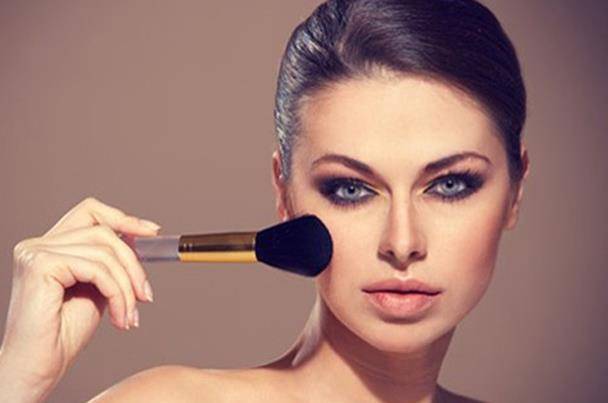 هذا ما يكرهه الرجل في مكياج المرأة