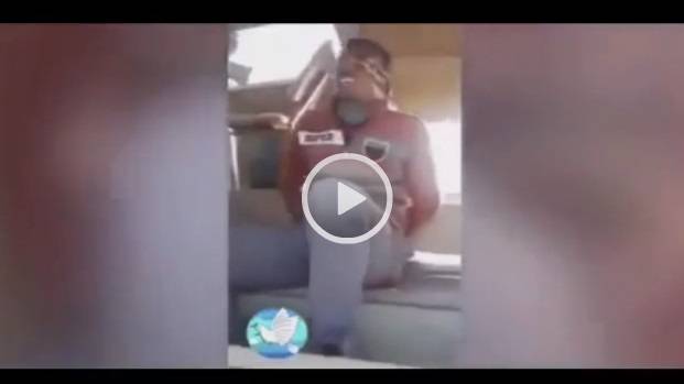 بالفيديو داعشي ينحب كالاطفال بعد وقوعه بقبضة البيشمركة