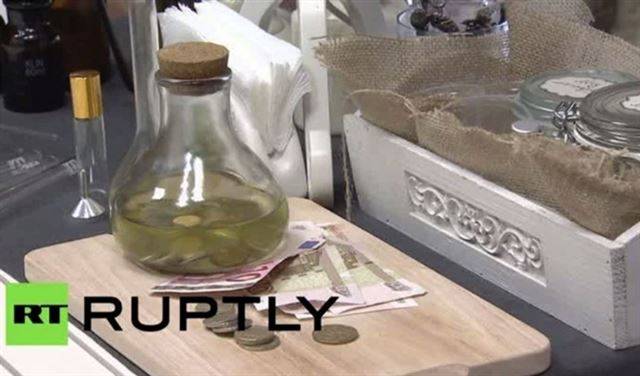 بالفيديو.. عطر جديد برائحة النقود!!