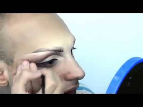 لن تصدقوا..رجل يتحوّل بالمكياج الى امرأة شقراء ساحرة!!