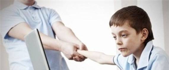 احذري.. جلوس ابنك أكثر من 5 ساعات أمام التلفاز أو الكمبيوتر يعرضه للاكتئاب