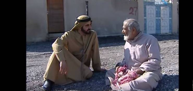 بالفيديو- عجوز يجلس مع حاكم دبي بدون ان يعرفه .. فماذا حصل؟