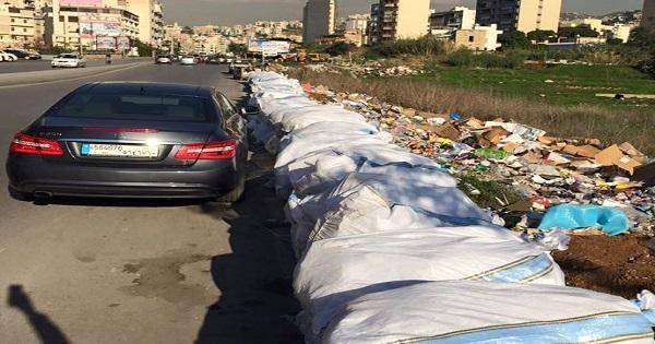 ما قصّة النفايات البيضاء في الجديدة؟