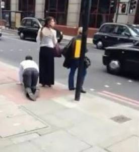 فيديو حقق ملايين المشاهدات.. امرأة تجر زوجها مثل الكلب!!