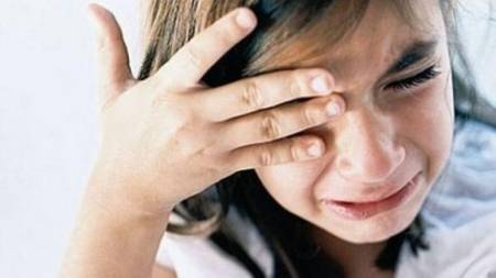 هذا ما تعرضت له فتاة في إربد.. وشقيقاتها يصرخون من داخل المنزل لمساعدتها