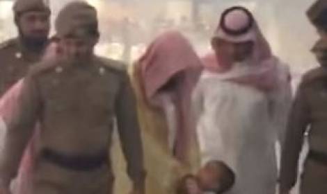 بالفيديو- شاهد ما فعله إمام الحرم المكي بطفل تعلق بعباءته