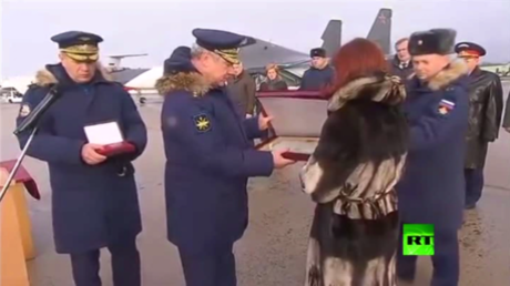 قائد القوات الجوية الروسية يسلم أرملة الطيار بيشكوف نجمة بطل روسيا (فيديو)