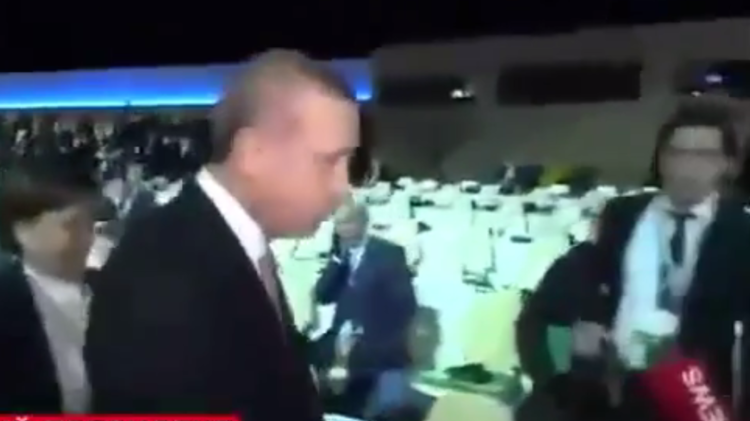 فيديو.. أردوغان يطلب إسكات صحفي روسي أحرجه بسؤاله، فما كان السؤال؟