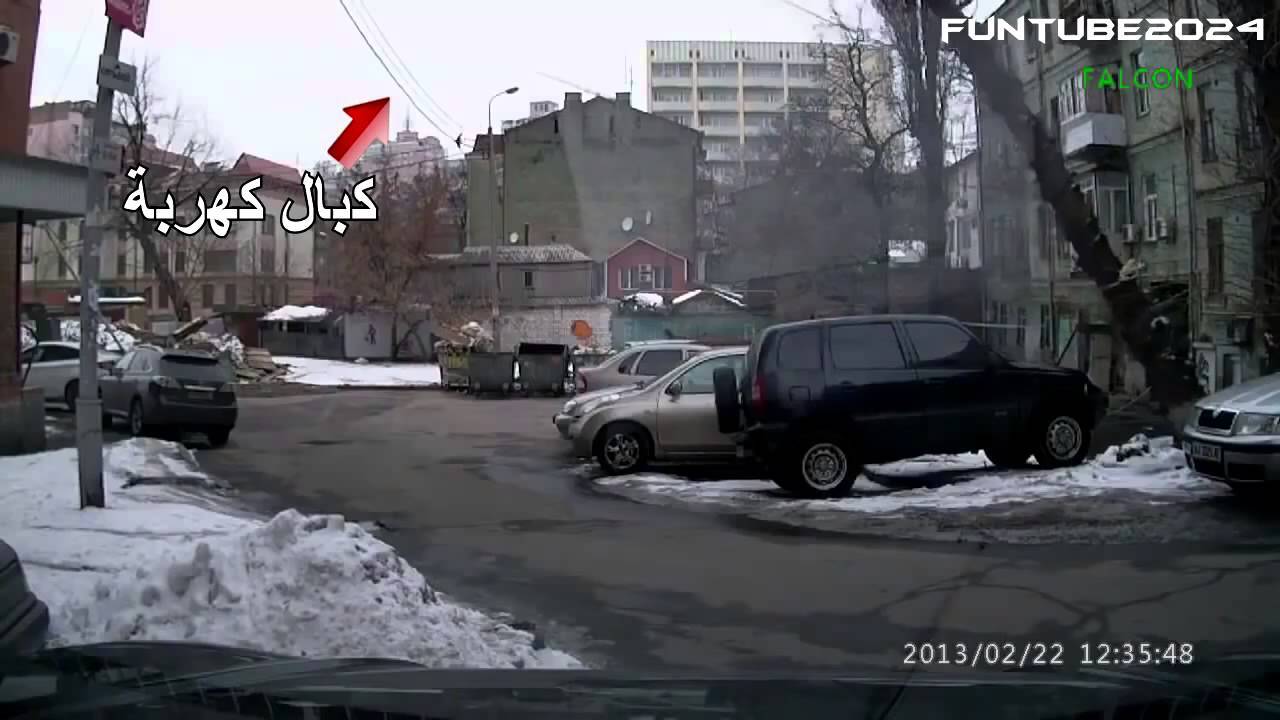 امرأة تنجو من الموت وتكمل ماشية وكأن شيئا لم يحدث !!! فيديو