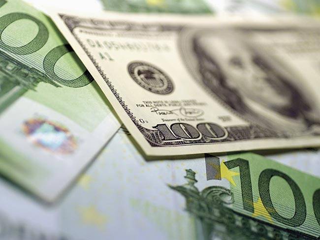 بيانات أوروبية قوية تهبط بالدولار وتعزز اليورو
