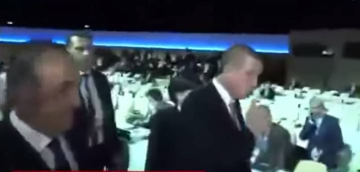 “فيديو” .. هكذا تصرّف أردوغان مع صحفي استفزه بسؤال عن “داعش”