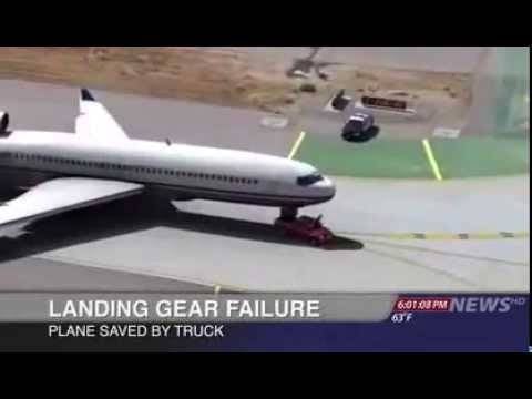 شاهدوا ماذا فعل الطيار عندما لم تفتح العجلة الامامية... رائع!!!