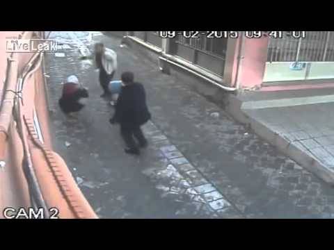 بالفيديو: شاهد ماذا فعل رجل مع زوجته بالشارع بعد طلبها الطلاق!