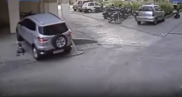 شاهد.. جريمة مروّعة...يدهس طفلاً 3 سنوات بسيارته و...!!!