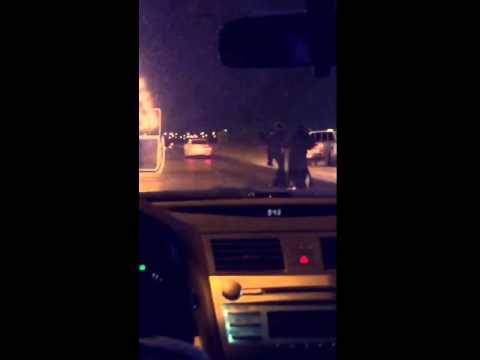 بالفيديو:  فتاة تلقي بنفسها من سيارة خاطفها..شاهد ما حدث!
