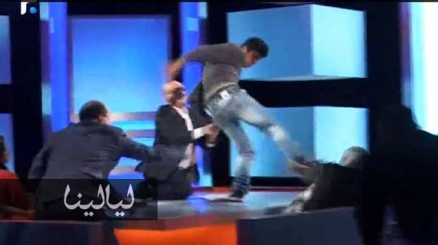 بالفيديو: شاب لبناني يركل والدته ويسبها على الهواء مباشرة