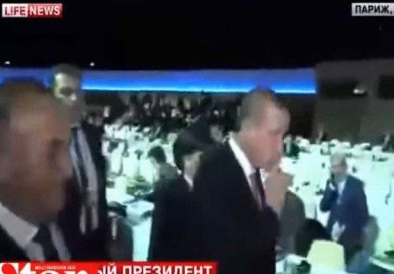 بالفيديو.. هكذا أسكت أردوغان صحافيا روسيا سأله عن “داعش”