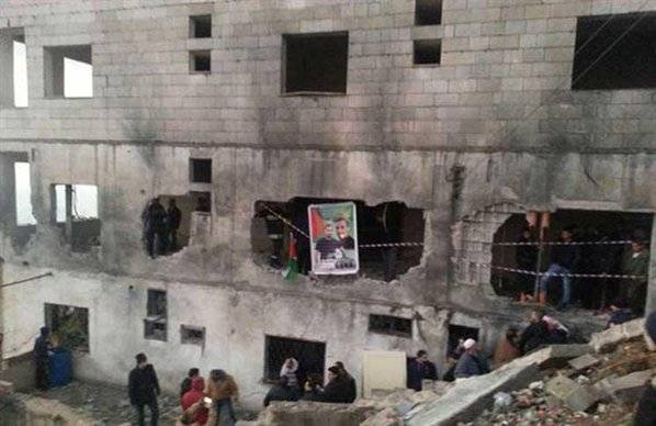 الإحتلال يهدم منزل فلسطيني متهم بشن هجوم قتل فيه مستوطنان