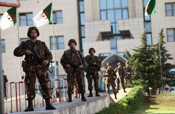 الجزائر: القضاء العسكري يأمر بسجن قائد الحرس الرئاسي السابق ثلاث سنوات