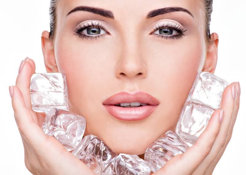 أعيدي النضارة لبشرتك بمكعبات ماء الورد المثلج