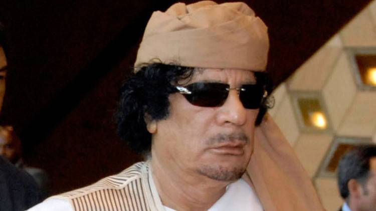بمن يتصل القذافي في بداية الأزمة ويطلب المساعدة في قمع التمرد