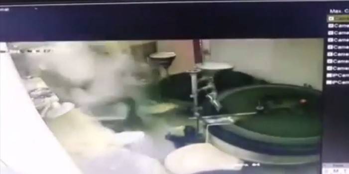 فيديو مروع.. مقتل شخصين في صالون و السبب؟