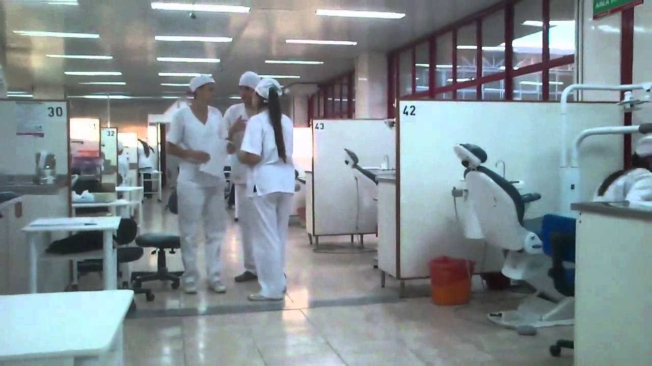 فيديو.. موقف محرج لممرضة حسناء أمام زملائها