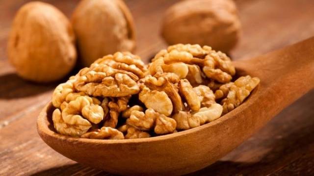 تعانين من السكري؟ الحل في 14 حبة من الجوز يومياً...