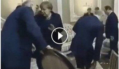 بالفيديو زوج ميركل كاد يوقع بوتين  ارضا شاهد ردة فعل القيصر