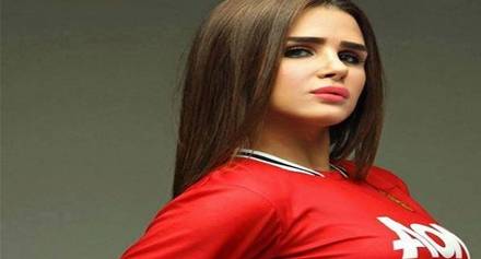 بالفيديو- قبلة تُحرج مذيعة على الهواء !