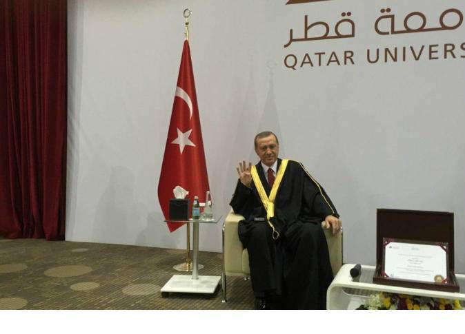 أردوغان يرفع “إشارة رابعة” من قلب جامعة قطر ماذا تعني ؟