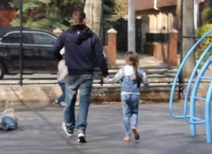 فيديو مروع.. هكذا يُخطف الأطفال أمام أعين أهاليهم!!